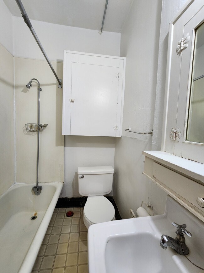 Building Photo - 810 9th Ave