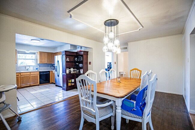 Building Photo - 4 Bedroom 2 Bathroom