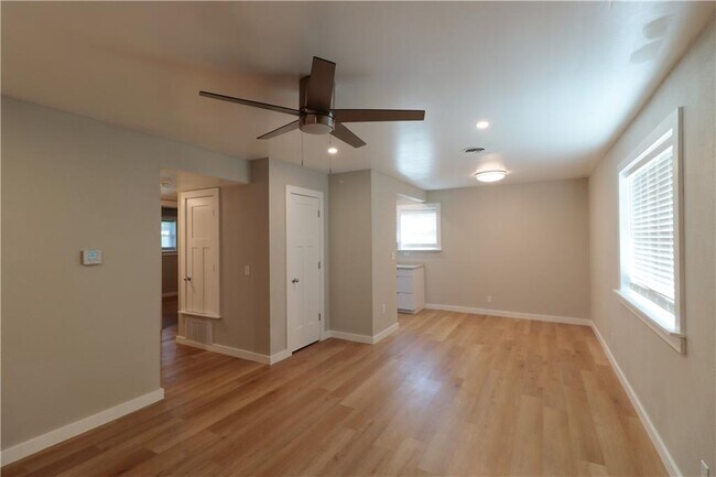 Building Photo - 811 N Pleasant St