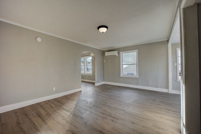 Building Photo - Freshly Updated 2 Bedroom House