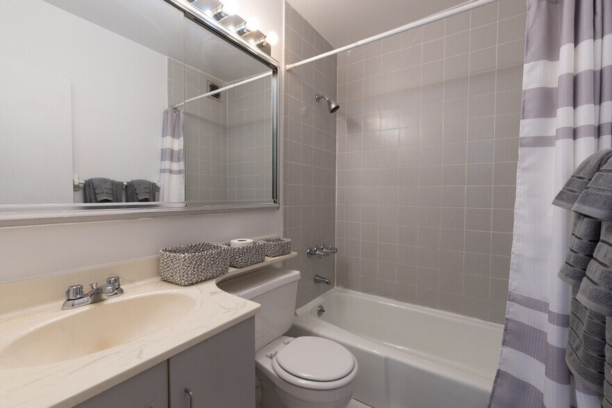 Building Photo - 735 10th Ave