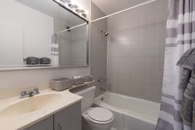 Building Photo - 735 10th Ave