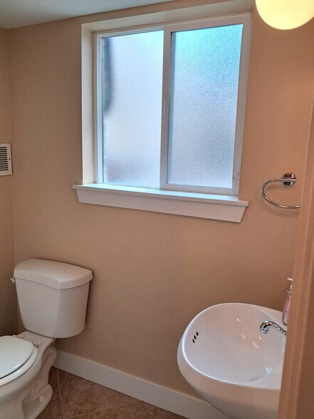 1/2 bath - 2570 E Canterbury Ln