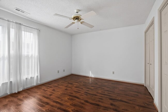 Building Photo - Yorktown Townhouse