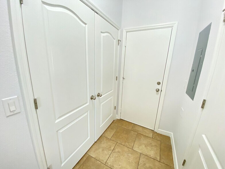 Building Photo - 3 Bedroom / 2.5 Bath / 2 Car Garage Townho...