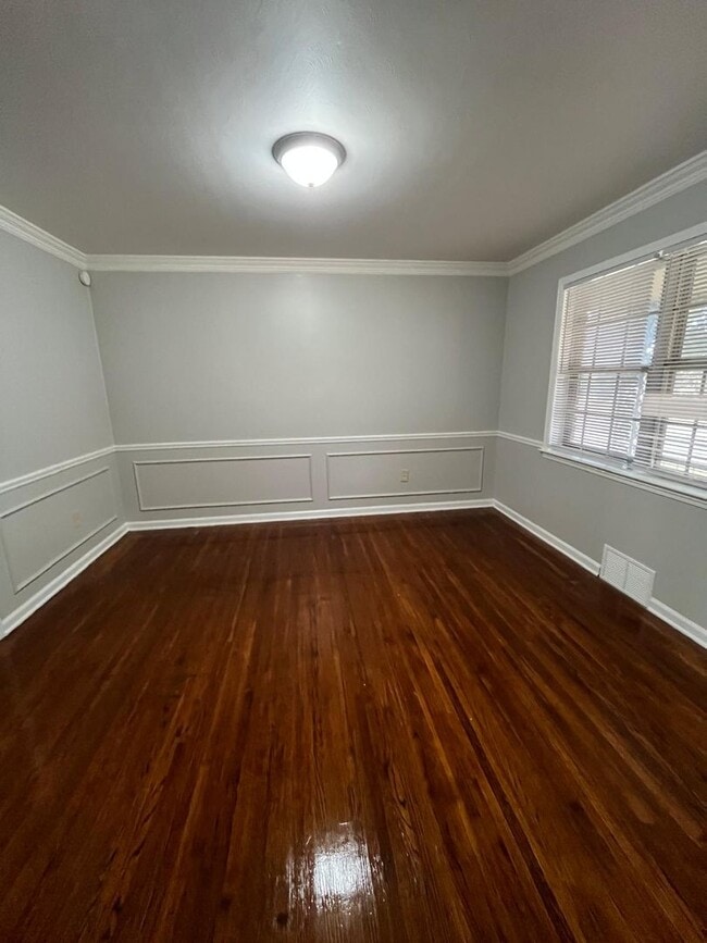 Building Photo - Picturesque Home Worth Checking Out