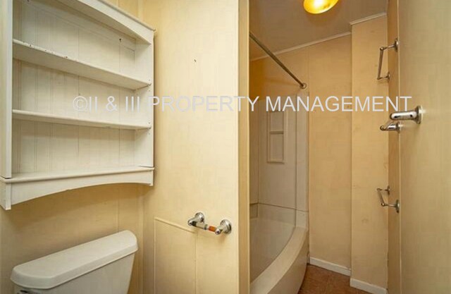 Building Photo - 507 S Ash St