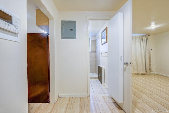 Building Photo - 25 Burns St