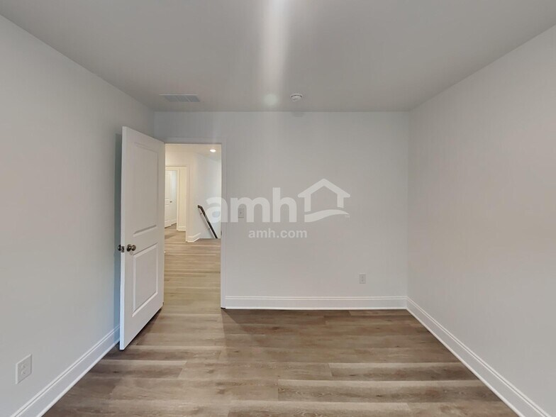 Building Photo - 115 Broadmoor Dr