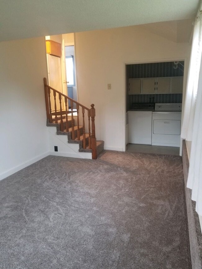 Building Photo - Charming 3 bedroom, 1.5 bathroom 1,448 sq....