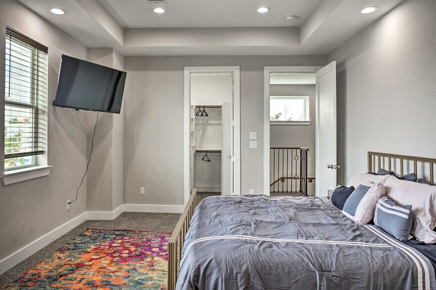 Building Photo - 6403 Bowling Green St