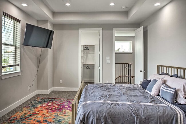 Building Photo - 6403 Bowling Green St