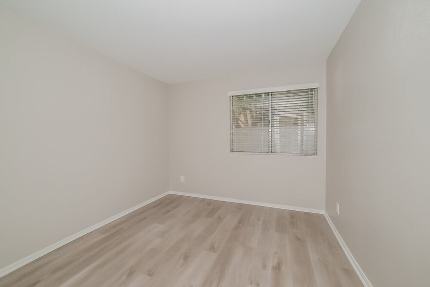 Building Photo - 6566 E Fox St