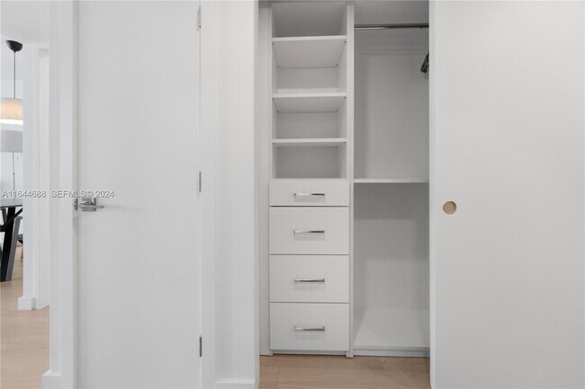 Building Photo - 100 Lincoln Rd