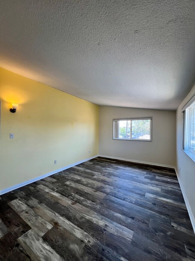 Building Photo - 1552 Elm Ave