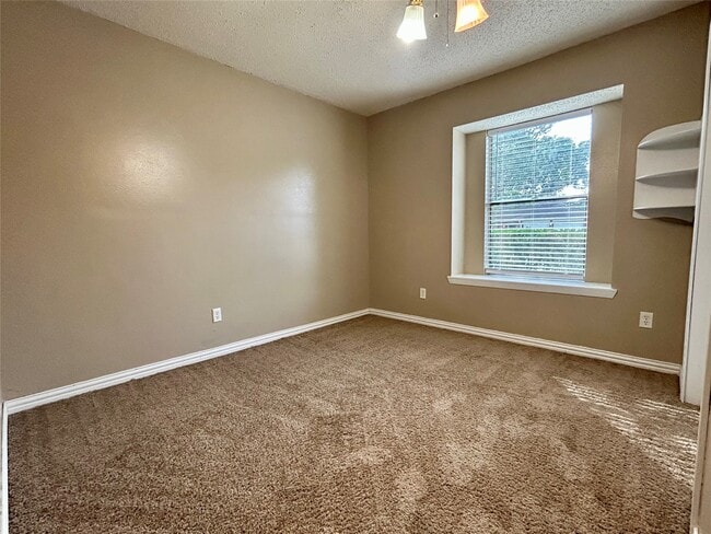 Building Photo - 2711 Laurel Creek Way