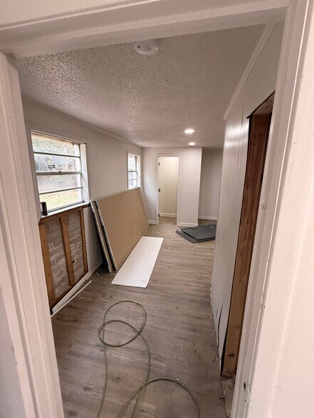 Building Photo - 125 Diaz St