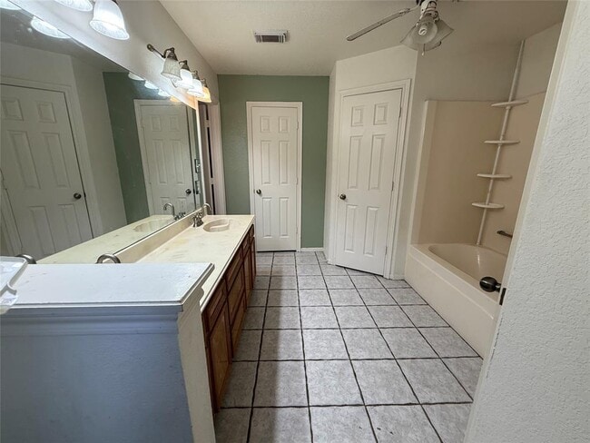 Building Photo - 825 Manor Dr