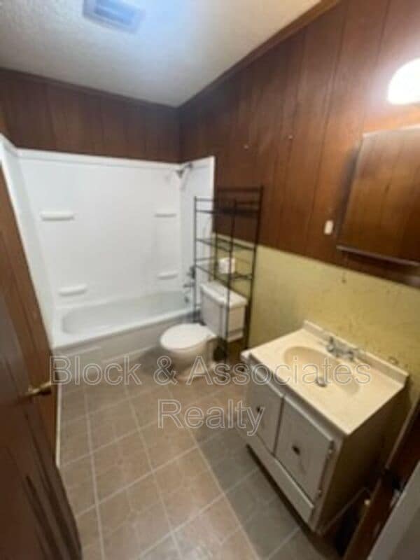 Building Photo - 504 Lake Dr