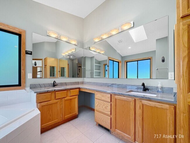 Building Photo - 717 Ashley Dr