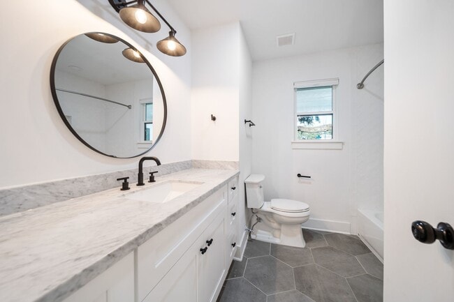 Building Photo - 2501 Briarhurst Dr