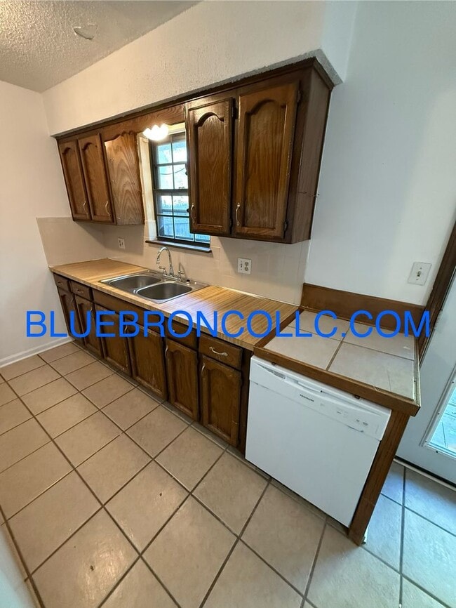 Building Photo - 717 NE Banner Dr