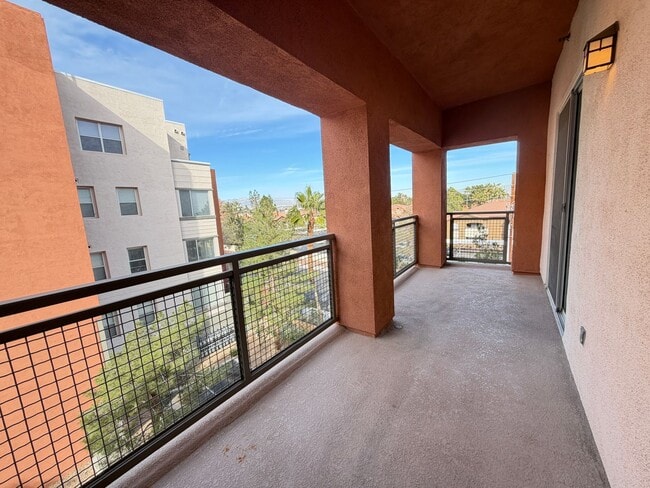 Building Photo - Terrific 2-Bedroom Condo in Guard gated community