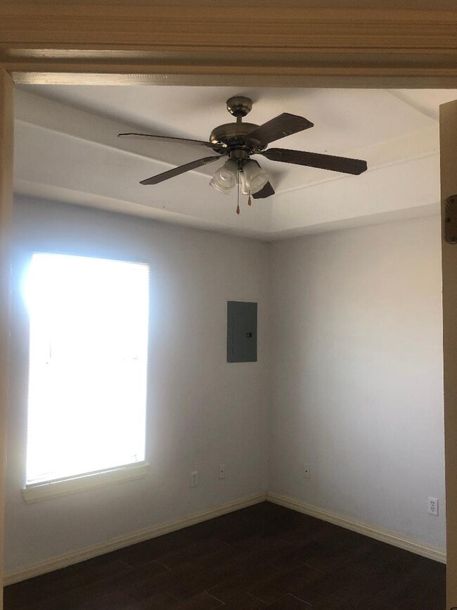 Building Photo - 704 Thompson Rd