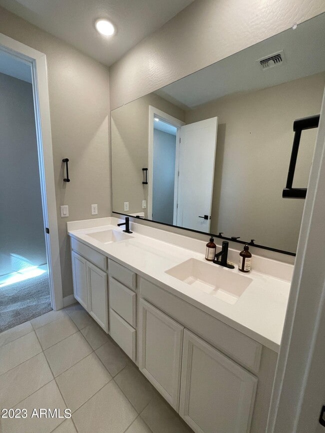 Building Photo - 14030 W Desert Flower Dr