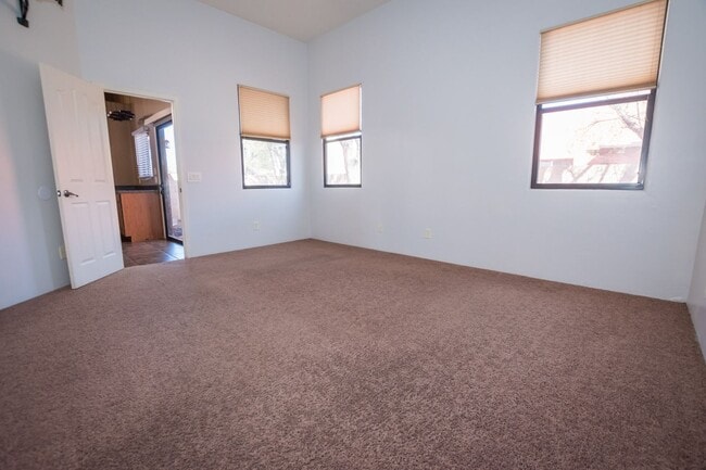 Building Photo - 3 Bedroom, 2 Bath Sante Fe, 2 Car Garage, ...