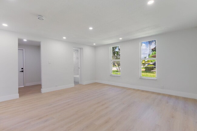 Building Photo - 1108 W 33rd St