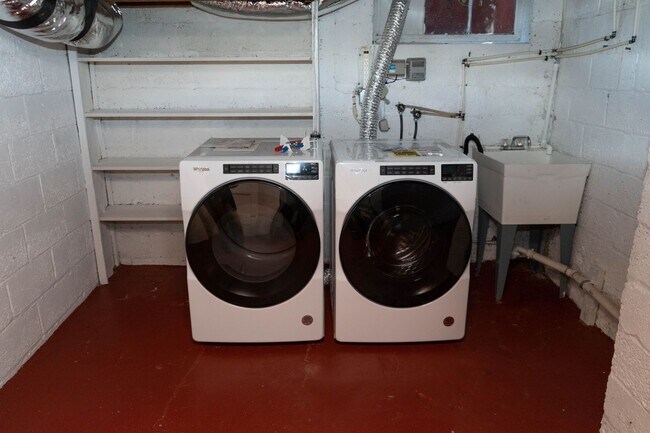 Building Photo - 3 Bedroom Home Located Near UVA