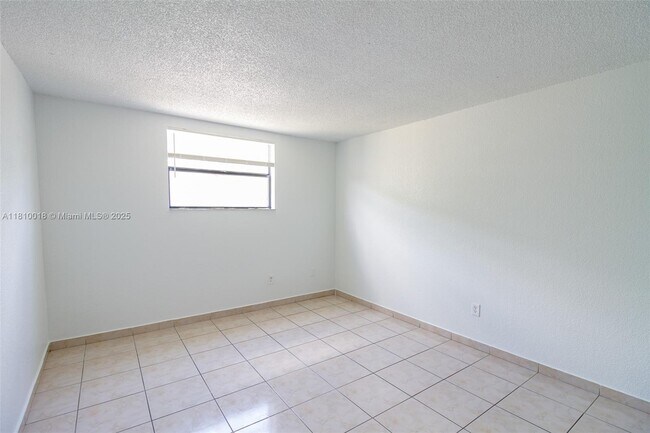 Building Photo - 606 W 81st St