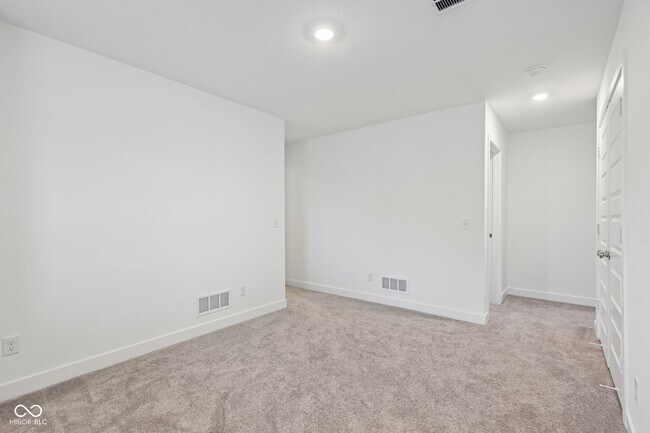 Building Photo - 15274 Farrington Rd