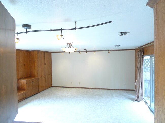 Building Photo - 2290 Canonita Dr