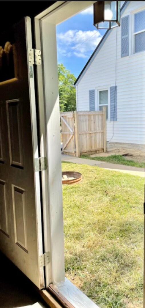 Building Photo - AVAILABLE NOW. 2 bed/1 bath SINGLE FAMILY HOME with fenced yard!
