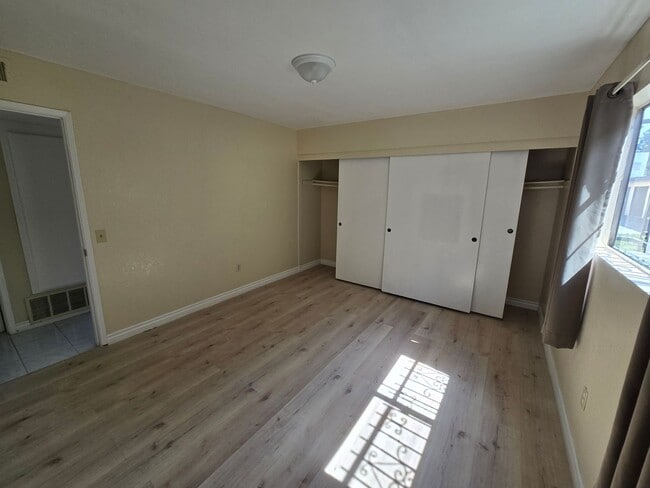 Building Photo - Newly Renovated 2 Bed / 2 Bath Downstairs ...