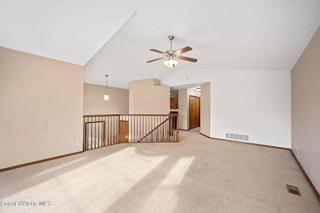 Building Photo - Large Home in Strawberry Fields