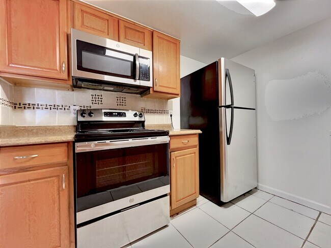 Building Photo - 865 Sky Lake Cir