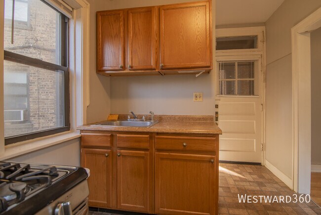 Building Photo - 6055 N Hermitage Ave