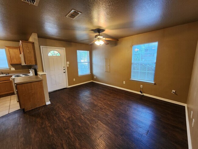Building Photo - 2917 Van Horn Ave