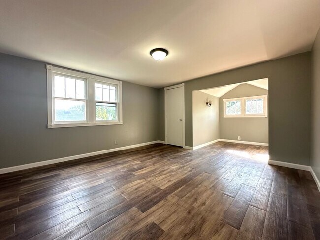 Building Photo - Exquisite 4 Bedroom 2 Bathroom Home in Min...