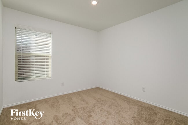 Building Photo - 1614 River Xing Dr