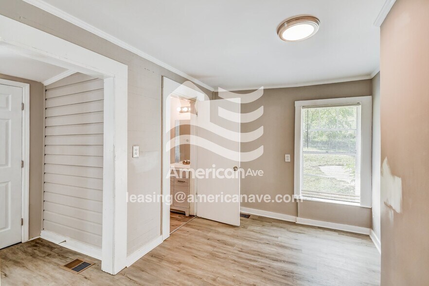 Building Photo - 907 47th Way S