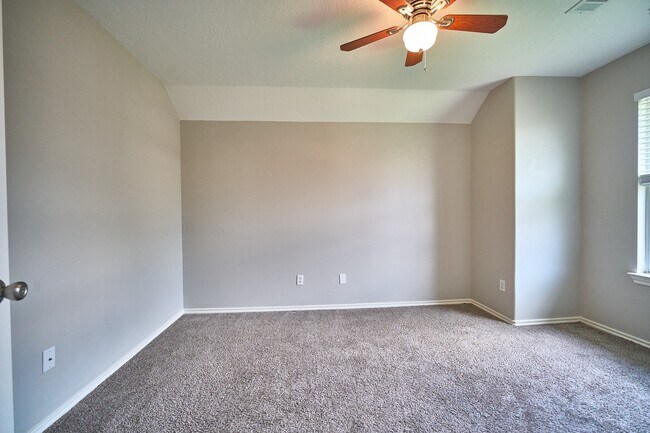 Building Photo - 4204 Seminole Dr