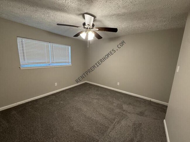 Building Photo - 3214 Three Pines Dr