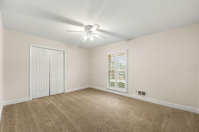 Building Photo - 161 Deerwood Cir