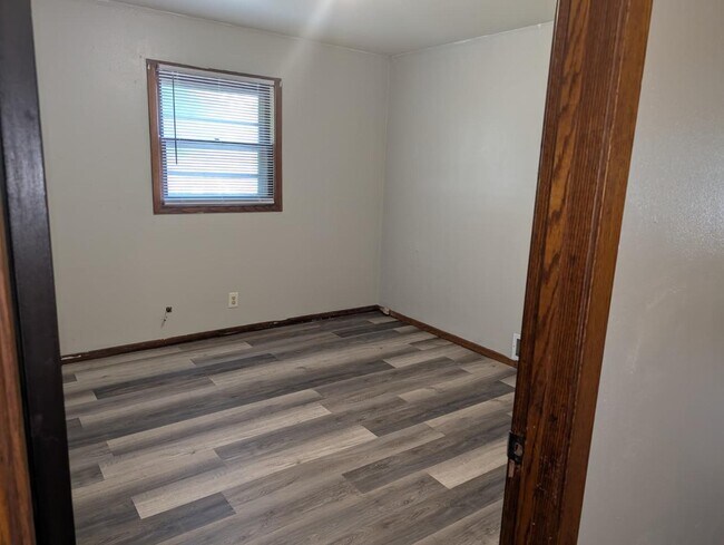 Building Photo - 9402 W Silver Spring Dr