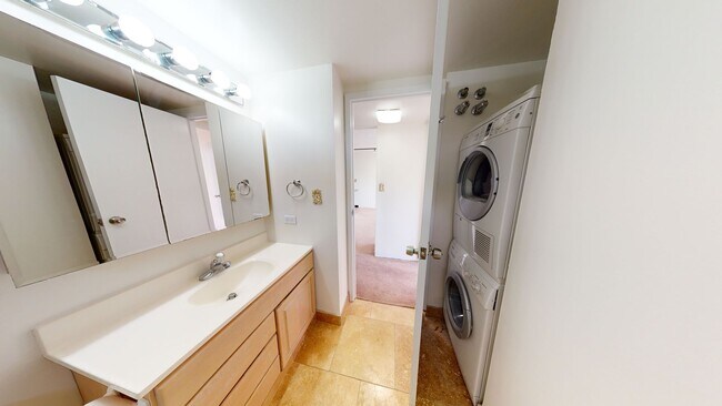 Building Photo - Waikiki, Pet Friendly. Central AC