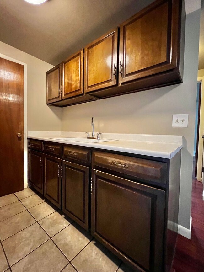 Building Photo - Robertson1005 (KC-JF)